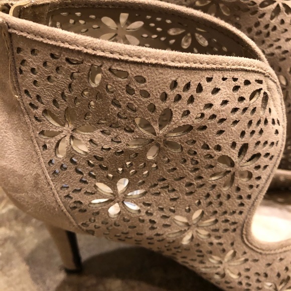 Heels - Picture 2 of 5